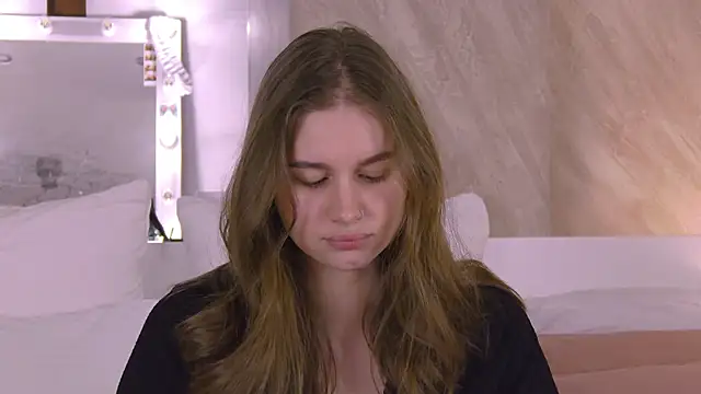 EllieHayes online show from February 4, 2026, 7:53 pm