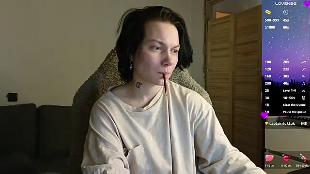 esajukyy online show from February 26, 2026, 3:12 pm