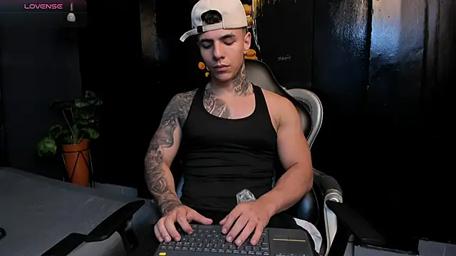 Snapshot of Flynn_Riider chatting on November 25, 2025, 5:46 pm Flynn Riider online show from November 25, 2025, 5:46 pm