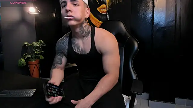 Snapshot of Flynn_Riider chatting on November 19, 2025, 5:35 pm Flynn Riider online show from November 19, 2025, 5:35 pm