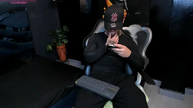 Snapshot of Flynn_Riider chatting on October 24, 2025, 5:34 pm Flynn Riider online show from October 24, 2025, 5:34 pm