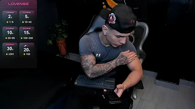 Snapshot of Flynn_Riider chatting on October 27, 2025, 5:36 pm Flynn Riider online show from October 27, 2025, 5:36 pm