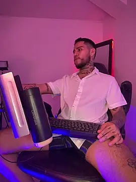 Snapshot of Junihn0 chatting on December 16, 2025, 8:18 am Junihn0 online show from December 16, 2025, 8:18 am