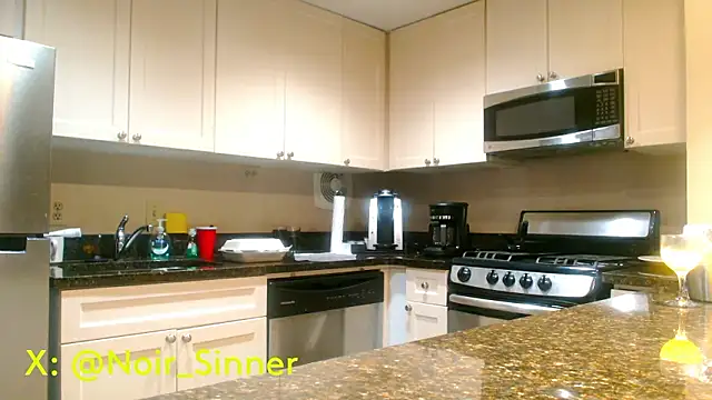 sinnernoir online show from February 22, 2026, 4:04 am