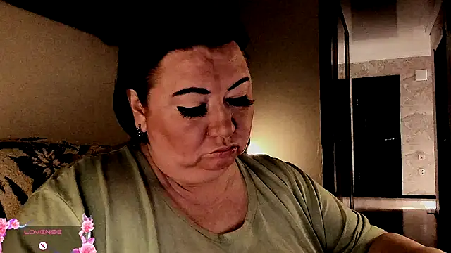 Snapshot of SexxyDreams1 chatting on October 9, 2025, 5:19 am SexxyDreams1 online show from October 9, 2025, 5:19 am