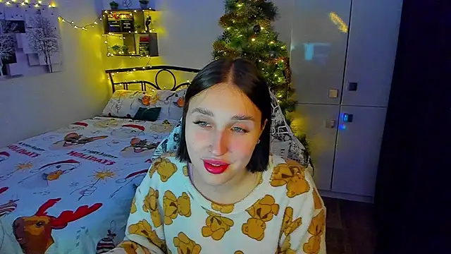 LinaTruly online show from December 15, 2025, 10:15 pm