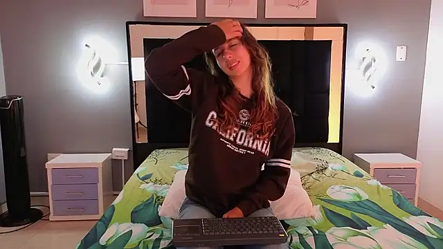 jolie lov online show from February 25, 2026, 1:22 pm