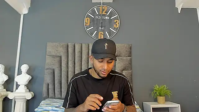 Snapshot of Robin_Rief chatting on May 18, 2026, 7:18 pm Robin Rief online show from May 18, 2026, 7:18 pm