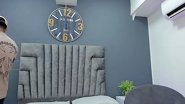 Snapshot of Robin_Rief chatting on April 18, 2026, 7:29 pm Robin Rief online show from April 18, 2026, 7:29 pm