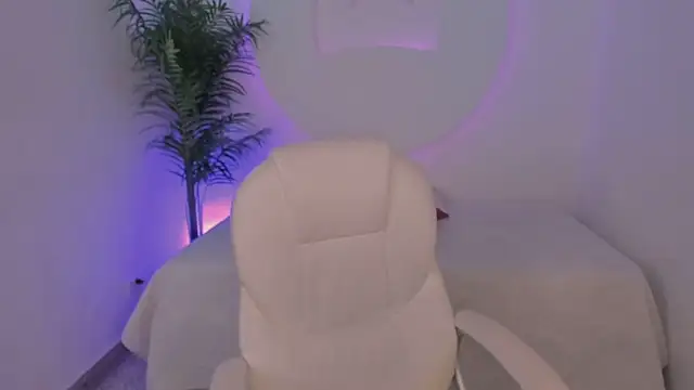 Ariana Pierce online show from December 17, 2025, 12:32 pm