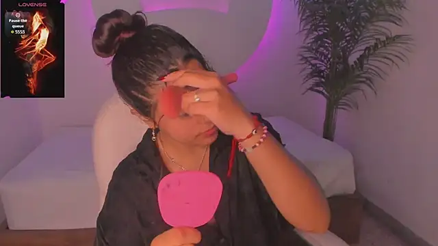 Ariana Pierce online show from November 4, 2025, 12:31 pm