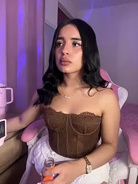 Snapshot of Emily-14 chatting on December 18, 2025, 3:00 am Emily-14 online show from December 18, 2025, 3:00 am