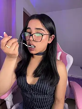 Snapshot of Emily-14 chatting on February 13, 2026, 4:45 am Emily-14 online show from February 13, 2026, 4:45 am