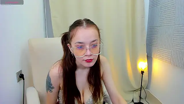 Snapshot of TrishaBerry chatting on December 20, 2024, 6:19 am TrishaBerry online show from December 20, 2024, 6:19 am