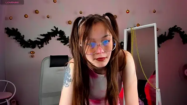 Snapshot of TrishaBerry chatting on January 8, 2025, 5:37 am TrishaBerry online show from January 8, 2025, 5:37 am