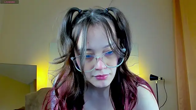 Snapshot of TrishaBerry chatting on January 9, 2025, 5:44 am TrishaBerry online show from January 9, 2025, 5:44 am