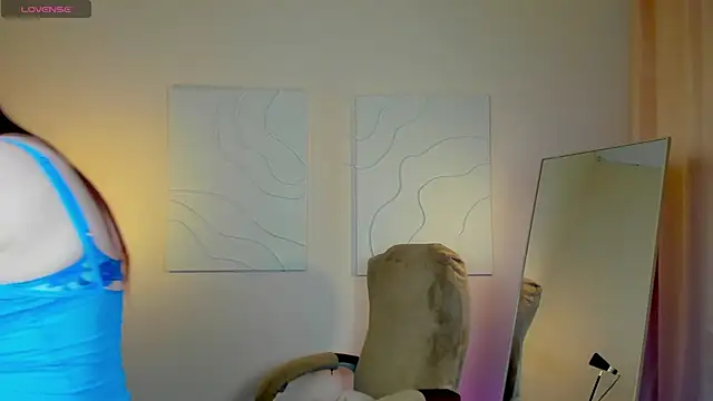 Snapshot of TrishaBerry chatting on February 4, 2025, 10:43 am TrishaBerry online show from February 4, 2025, 10:43 am