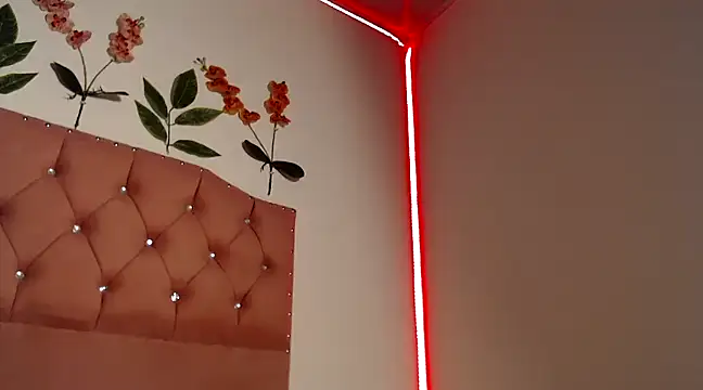 TU BEBE18 online show from December 13, 2024, 7:43 pm