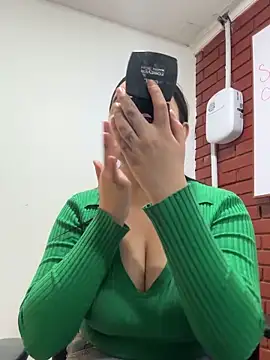 Snapshot of SaraBraun_ chatting on October 16, 2025, 6:16 pm SaraBraun online show from October 16, 2025, 6:16 pm