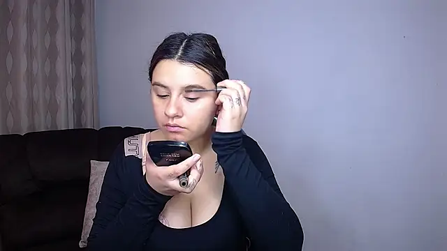 Snapshot of SaraBraun_ chatting on December 19, 2025, 5:37 pm SaraBraun online show from December 19, 2025, 5:37 pm