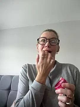 Snapshot of Englishhotwife4u chatting on December 14, 2024, 10:56 am Englishhotwife4u online show from December 14, 2024, 10:56 am