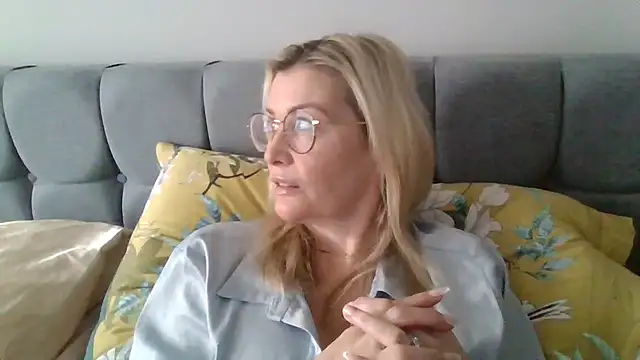 Snapshot of Englishhotwife4u chatting on January 8, 2025, 10:48 am Englishhotwife4u online show from January 8, 2025, 10:48 am