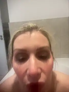 Snapshot of Englishhotwife4u chatting on December 21, 2024, 3:09 pm Englishhotwife4u online show from December 21, 2024, 3:09 pm