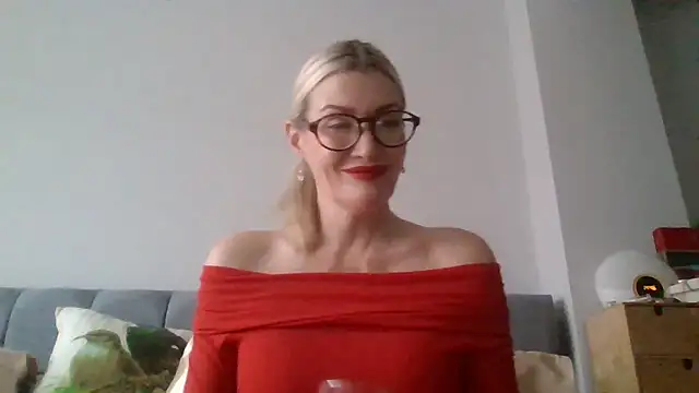 Snapshot of Englishhotwife4u chatting on December 23, 2024, 2:50 pm Englishhotwife4u online show from December 23, 2024, 2:50 pm