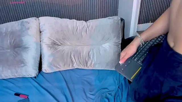 ZoeeMansson online show from February 1, 2025, 3:39 pm