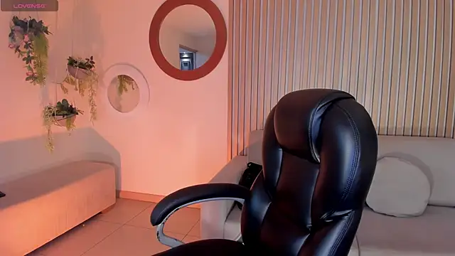 MiaFarrell  online show from April 16, 2026, 6:41 pm