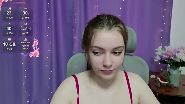 Lana  Cute  online show from April 13, 2026, 2:32 pm