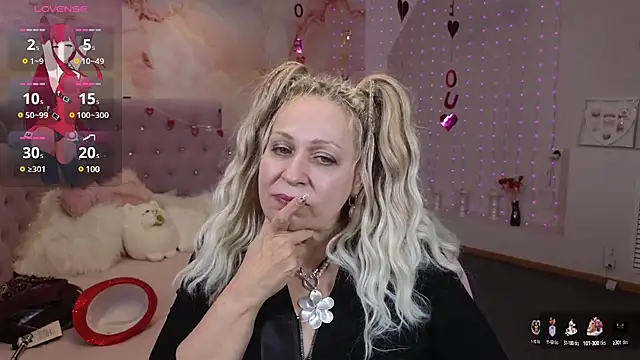 Snapshot of Penelope_Pinky chatting on February 19, 2025, 8:41 pm Penelope Pinky online show from February 19, 2025, 8:41 pm