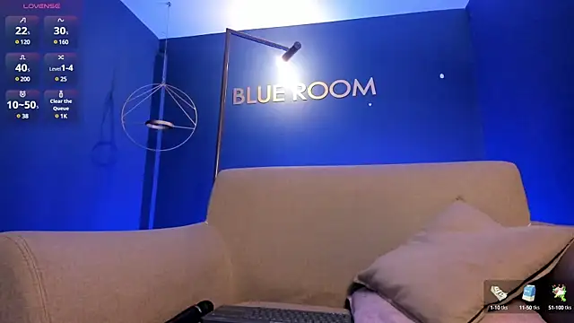 lolajenkins  online show from February 13, 2025, 6:15 pm