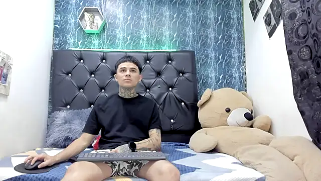 Snapshot of exotic_hot_couple chatting on November 22, 2025, 1:04 am exotic hot couple online show from November 22, 2025, 1:04 am