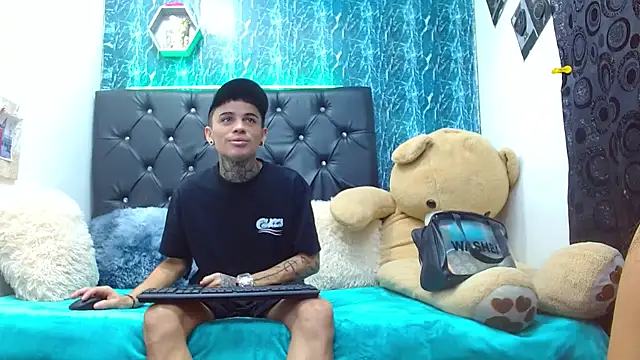 Snapshot of exotic_hot_couple chatting on March 16, 2025, 12:12 am exotic hot couple online show from March 16, 2025, 12:12 am