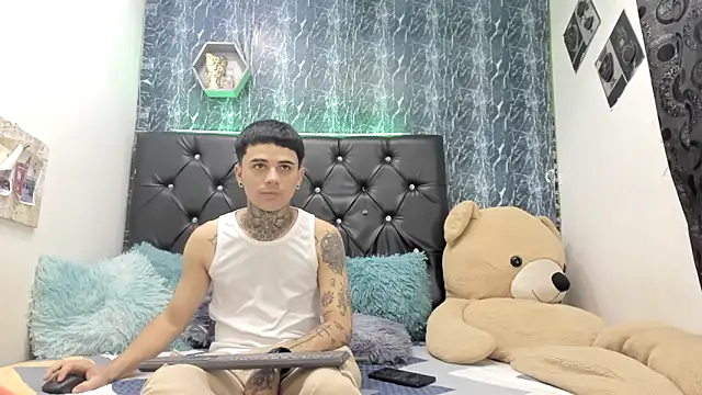 Snapshot of exotic_hot_couple chatting on November 25, 2025, 10:32 pm exotic hot couple online show from November 25, 2025, 10:32 pm