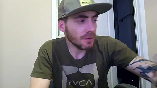 Snapshot of Huntzg23 chatting on April 21, 2026, 5:25 am Huntzg23 online show from April 21, 2026, 5:25 am