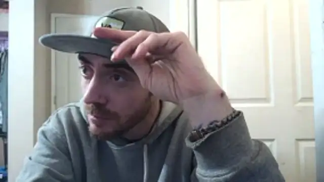 Snapshot of Huntzg23 chatting on April 14, 2026, 2:05 am Huntzg23 online show from April 14, 2026, 2:05 am