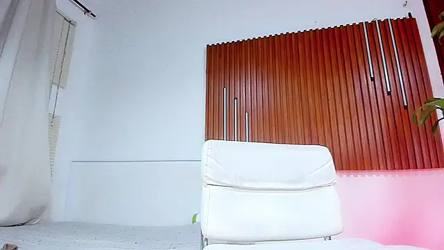 Snapshot of cristall_hott chatting on February 10, 2026, 11:48 pm cristall hott online show from February 10, 2026, 11:48 pm