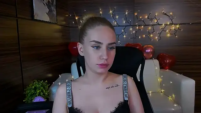 Snapshot of playful_sophie chatting on March 4, 2025, 1:01 am playful sophie online show from March 4, 2025, 1:01 am