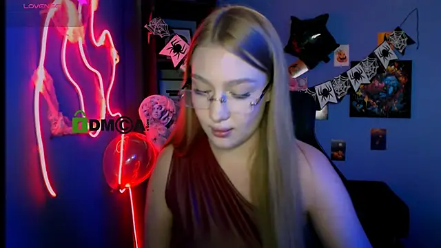 Snapshot of playful_sophie chatting on October 27, 2025, 5:36 pm playful sophie online show from October 27, 2025, 5:36 pm