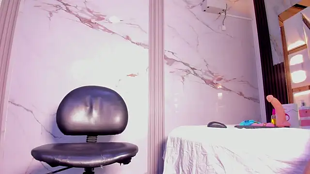 amber diior online show from December 5, 2025, 1:49 am