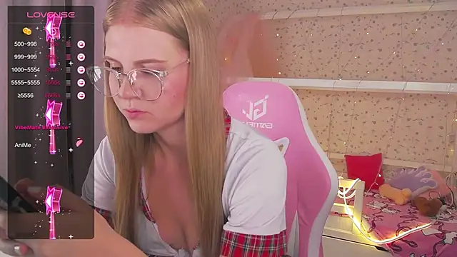 Snapshot of Miss_Esmiie chatting on February 2, 2025, 4:05 am Miss Esmiie online show from February 2, 2025, 4:05 am