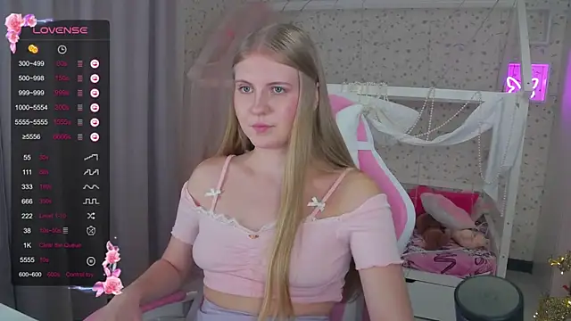 Snapshot of Miss_Esmiie chatting on December 31, 2024, 10:15 am Miss Esmiie online show from December 31, 2024, 10:15 am