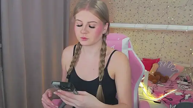 Snapshot of Miss_Esmiie chatting on January 12, 2025, 4:10 am Miss Esmiie online show from January 12, 2025, 4:10 am