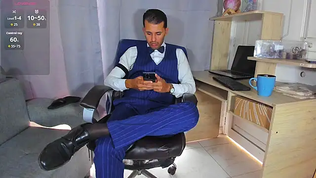Snapshot of Hideintheoffice chatting on April 27, 2026, 12:36 pm Hideintheoffice online show from April 27, 2026, 12:36 pm