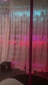 baobaomiqi linger online show from November 25, 2025, 2:01 am