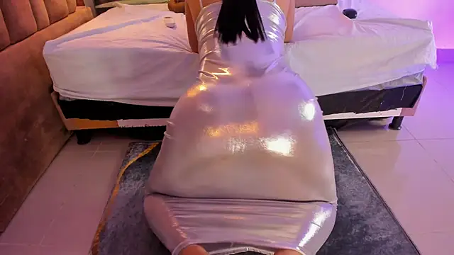 victoriaroyce1 online show from November 28, 2025, 1:11 pm