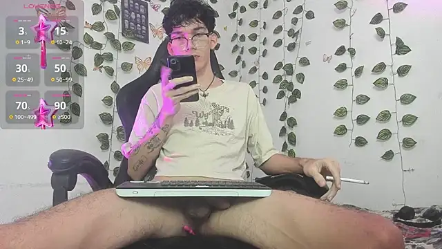 Snapshot of skinny_dann chatting on March 21, 2025, 2:39 am skinny dann online show from March 21, 2025, 2:39 am