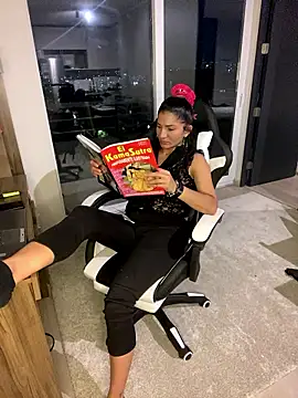 Snapshot of AlejandritaMilano chatting on January 9, 2026, 1:01 am AlejandritaMilano online show from January 9, 2026, 1:01 am